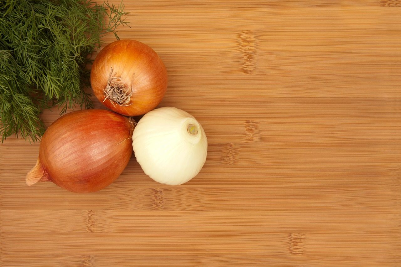 Čerstvé ingrediencie na drevenom stole v prírodnom prostredí